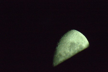 LUNA SALIENDO DETRÁS DE UNA MONTAÑA EN LA CORDILLERA 